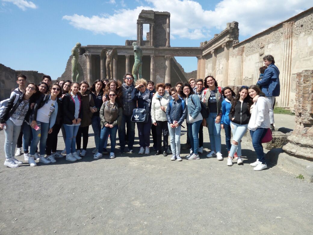 alunni classe 3e con i docenti accompagnatori Buttafuoco-Chillura-Magro- Campania